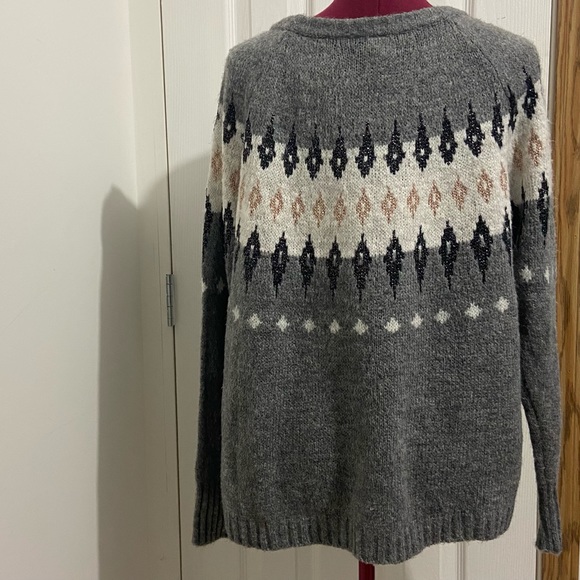 Culture women grey and white wool knit blends long sleeves sweater. Size L. Used - Picture 7 of 7